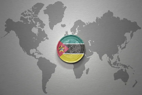 グレーの世界地図の背景にモザンビークの国旗が描かれたユーロ硬貨 金融の概念 — ストック写真