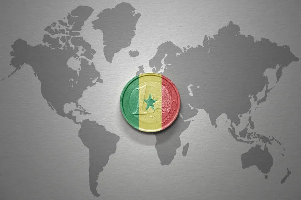 Euromünze Mit Senegalesischer Nationalflagge Auf Dem Grauen Hintergrund Der Weltkarte — Stockfoto
