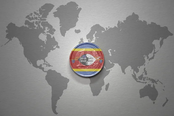 灰色の世界地図の背景にEswatiniの国旗とユーロコイン 金融の概念 — ストック写真