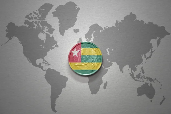 Moeda Euro Com Bandeira Nacional Togo Fundo Mapa Mundo Cinzento — Fotografia de Stock