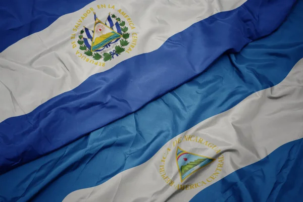 Κυματίζει Πολύχρωμη Σημαία Του Σαλβαδόρ Και Εθνική Σημαία Της Νικαράγουα — Φωτογραφία Αρχείου