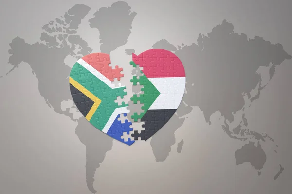 Puzzleherz Mit Der Nationalflagge Südafrikas Und Sudans Auf Einer Weltkarte — Stockfoto