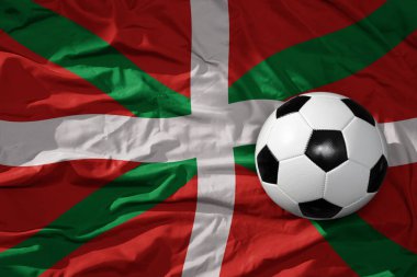 Bask kırsalının bayrağında sallanan eski, klasik futbol topu. 3B illüstrasyon