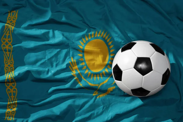 カザフスタンの国旗の上に置かれていた古い歴史あるサッカーボールです 3Dイラスト — ストック写真