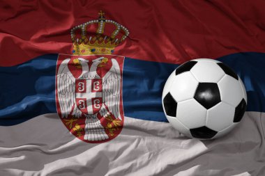 Sırbistan 'ın arka planında sallanan eski bir futbol topu. 3B illüstrasyon