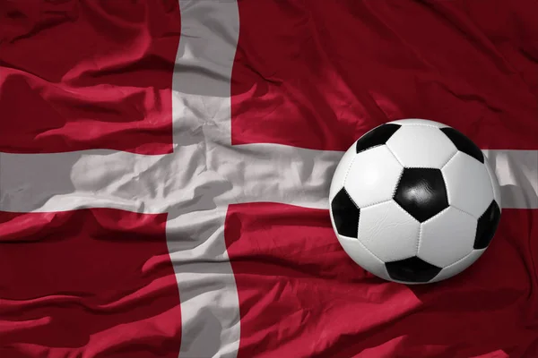 Παλιά Vintage Μπάλα Ποδοσφαίρου Στην Κυματιστή Εθνική Σημαία Του Denmark — Φωτογραφία Αρχείου