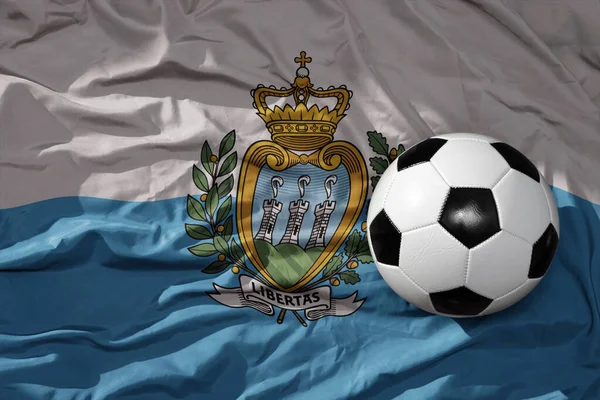 古老的足球 古老的足球在摇曳国旗的圣马里诺背景 3D插图 — 图库照片