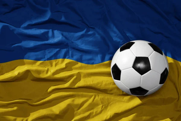 古老的足球 古老的足球在摇曳国旗的乌克兰背景 3D插图 — 图库照片