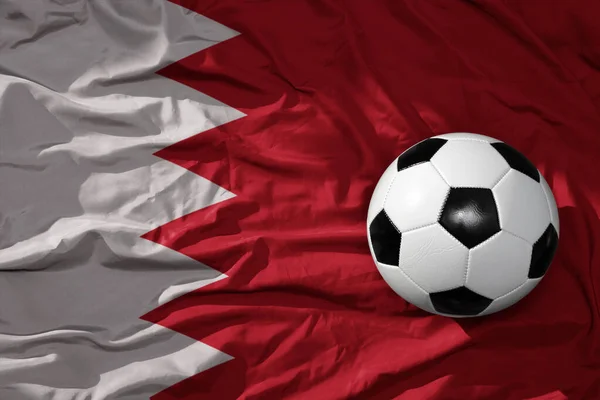古老的足球 古老的足球在摇曳国旗的巴林背景 3D插图 — 图库照片