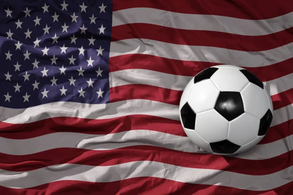 Alter Historischer Fußballball Auf Der Wehenden Nationalflagge Vereinigter Staaten Amerikanischen — Stockfoto