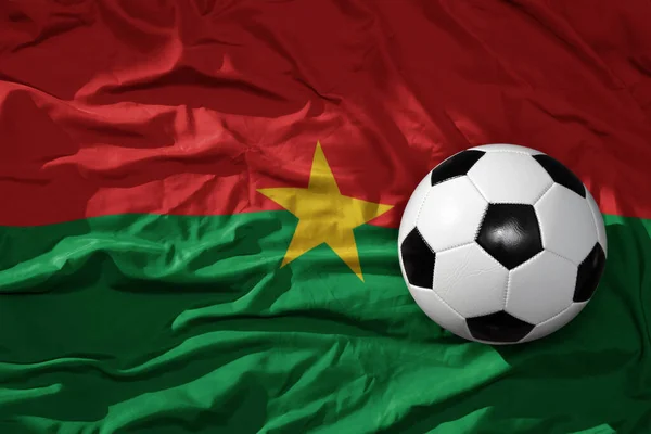 Stara Zabytkowa Piłka Nożna Falującej Fladze Narodowej Tła Burkina Faso — Zdjęcie stockowe
