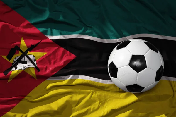 Stara Zabytkowa Piłka Nożna Falującej Fladze Narodowej Tle Mozambiku Ilustracja — Zdjęcie stockowe