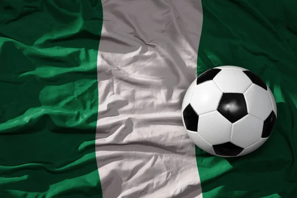 Oude Vintage Voetbal Bal Wapperende Nationale Vlag Van Nigeria Achtergrond — Stockfoto