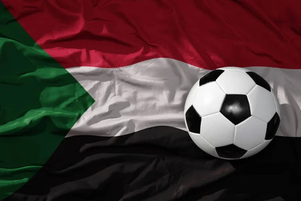 スーダンの国旗の上に置かれていた古い歴史あるサッカーボールです 3Dイラスト — ストック写真
