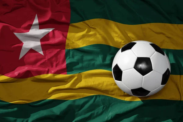 Stara Zabytkowa Piłka Nożna Falującej Fladze Narodowej Togo Tła Ilustracja — Zdjęcie stockowe