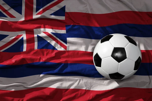 Stara Stara Piłka Futbolowa Falującym Hawajskim Tle Flagi Ilustracja — Zdjęcie stockowe