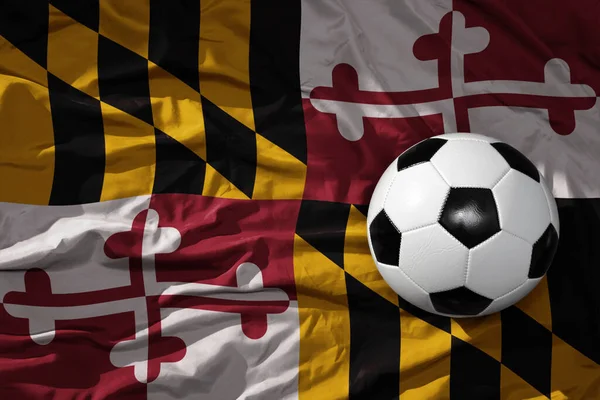 Una Vieja Pelota Fútbol Vintage Fondo Ondeando Bandera Estatal Maryland — Foto de Stock