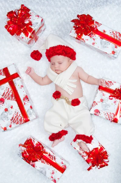 Nyfödd pojke jultomte med julklappar — Stockfoto