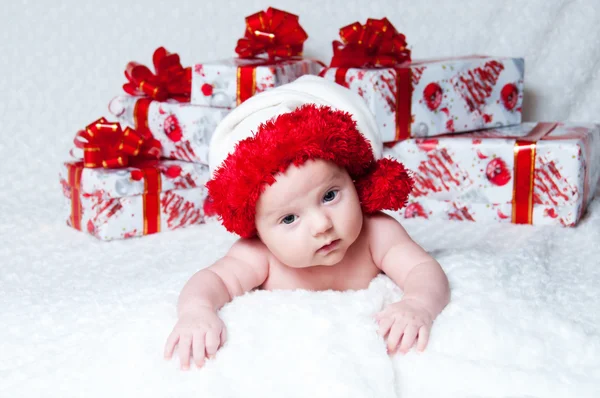 Nyfödd pojke jultomte med julklappar — Stockfoto