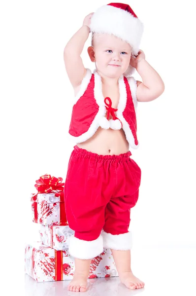 Petit garçon Père Noël avec des cadeaux de Noël sur un fond blanc — Photo