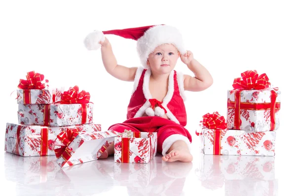 Petit garçon Père Noël avec des cadeaux de Noël sur un fond blanc — Photo