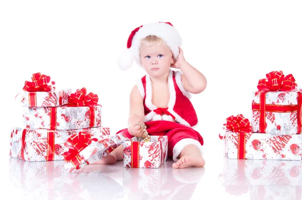 Kleine jongen Kerstman met Kerstmis geschenken op een witte pagina — Stockfoto