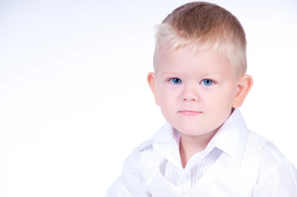 Liten business pojke i solid vit kostym — Stockfoto