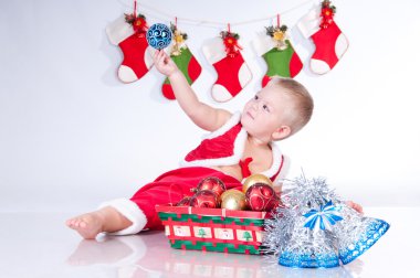 sevimli Noel çelenk ve Noel için bir sepet ile bebeğim.