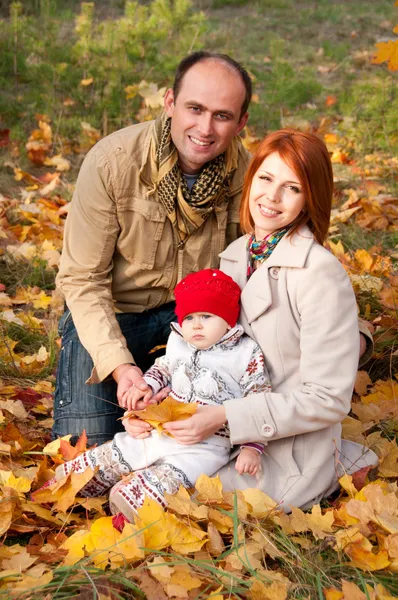 Des parents heureux. Père, mère et petite fille — Photo