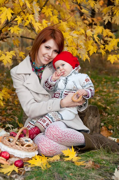 Счастливая семья, мать и маленькая дочь в осеннем парке — стоковое фото