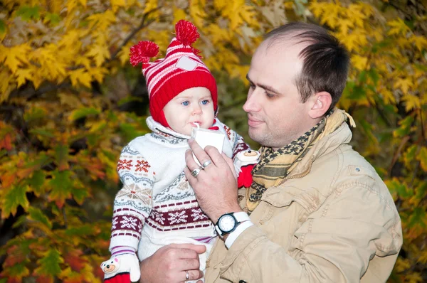 Glücklicher Vater hält seine kleine Tochter an Händen — Stockfoto