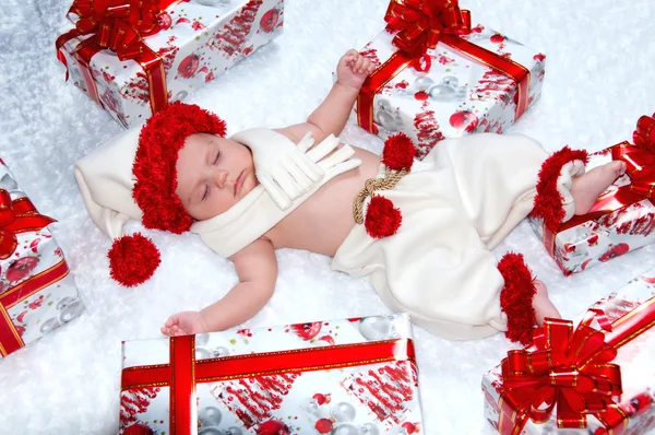 Menino recém-nascido Papai Noel com presentes de Natal — Fotografia de Stock