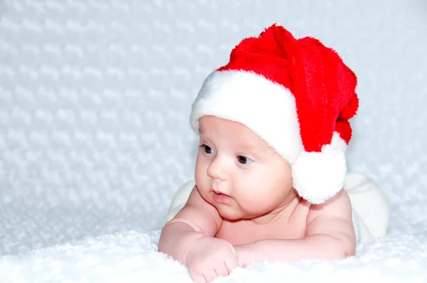 Pasgeboren babyjongen Kerstman met giften van Kerstmis — Stockfoto