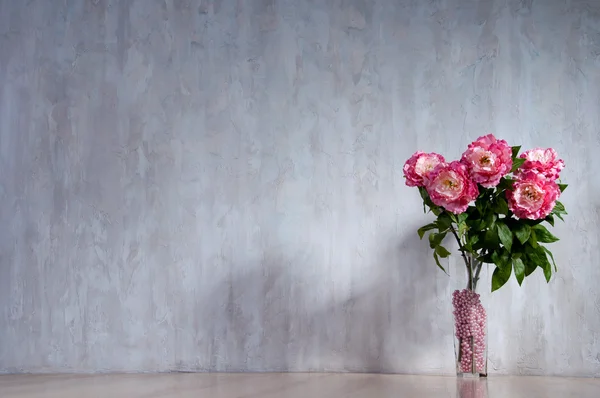 mavi bir duvara bir vazoda peonies buket. iç.