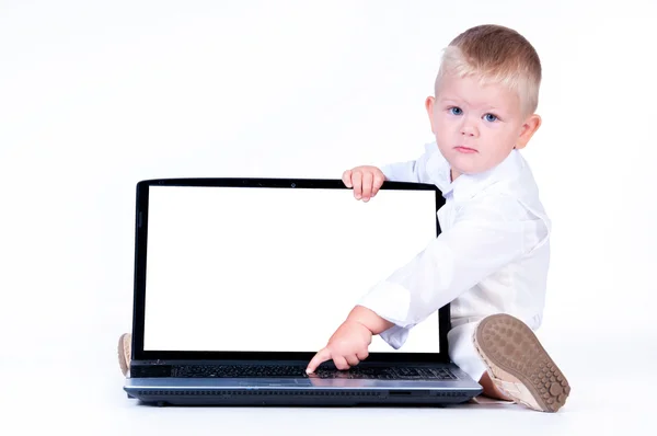 Piccolo ragazzo d'affari in completo bianco solido seduto sul taccuino — Foto Stock