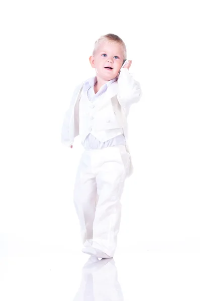 Kleine zakenman in een bedrijf pak met telefoon in de hand — Stockfoto