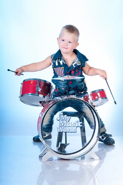 Rapaz bonito tocando bateria — Fotografia de Stock