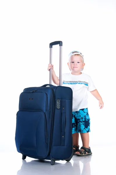 Petit touriste avec valise sur fond blanc — Photo