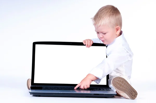 Biznes chłopiec w stałych biały garnitur siedzi na notebooka Obrazek Stockowy
