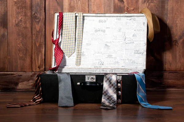 Sztuka walizka z krawatem, drewniane ściany. — Zdjęcie stockowe