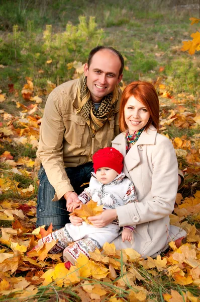 Padres felices. Padre, madre e hija pequeña — Foto de Stock