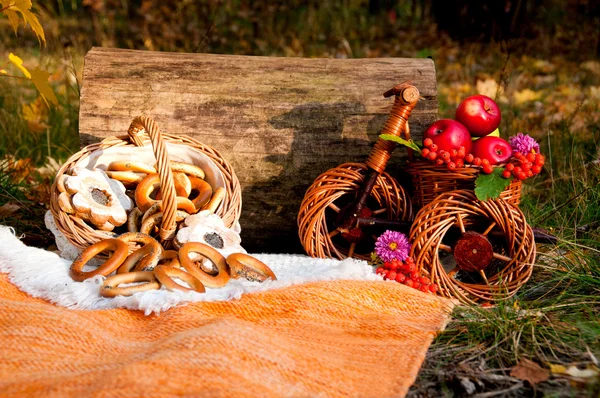 Picnic de otoño: cesta de rosquillas y manzanas en una bicicleta de mimbre —  Fotos de Stock