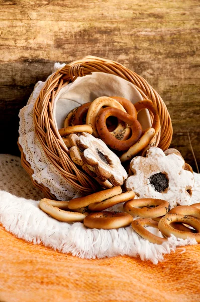 ベーグル、枝編み細工品バスケットからの散乱のクッキー — ストック写真