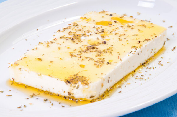 Греческое мезе блюдо с сыром фета, приправленное оливковым маслом и sp
