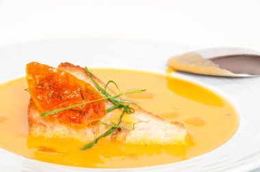 ekmek soslu lezzetli sebze çorbası.