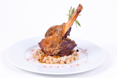 fırında soslu sebzeli bacak.