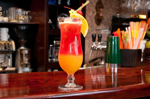 Cóctel Tequila Sunrise en el bar . —  Fotos de Stock