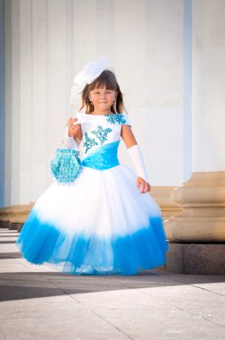 küçük gelin. bir kız bir gür beyaz ve mavi gelinlik