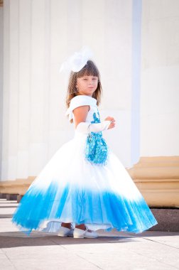 küçük gelin. bir kız bir gür beyaz ve mavi gelinlik