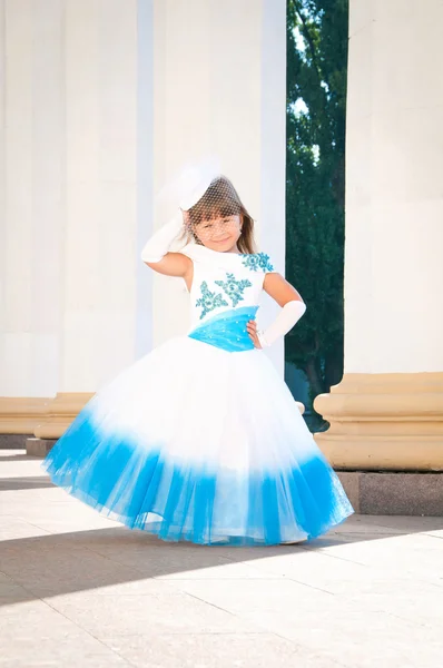 Маленькая невеста. Девушка в пышном белом и синем свадебном платье — стоковое фото